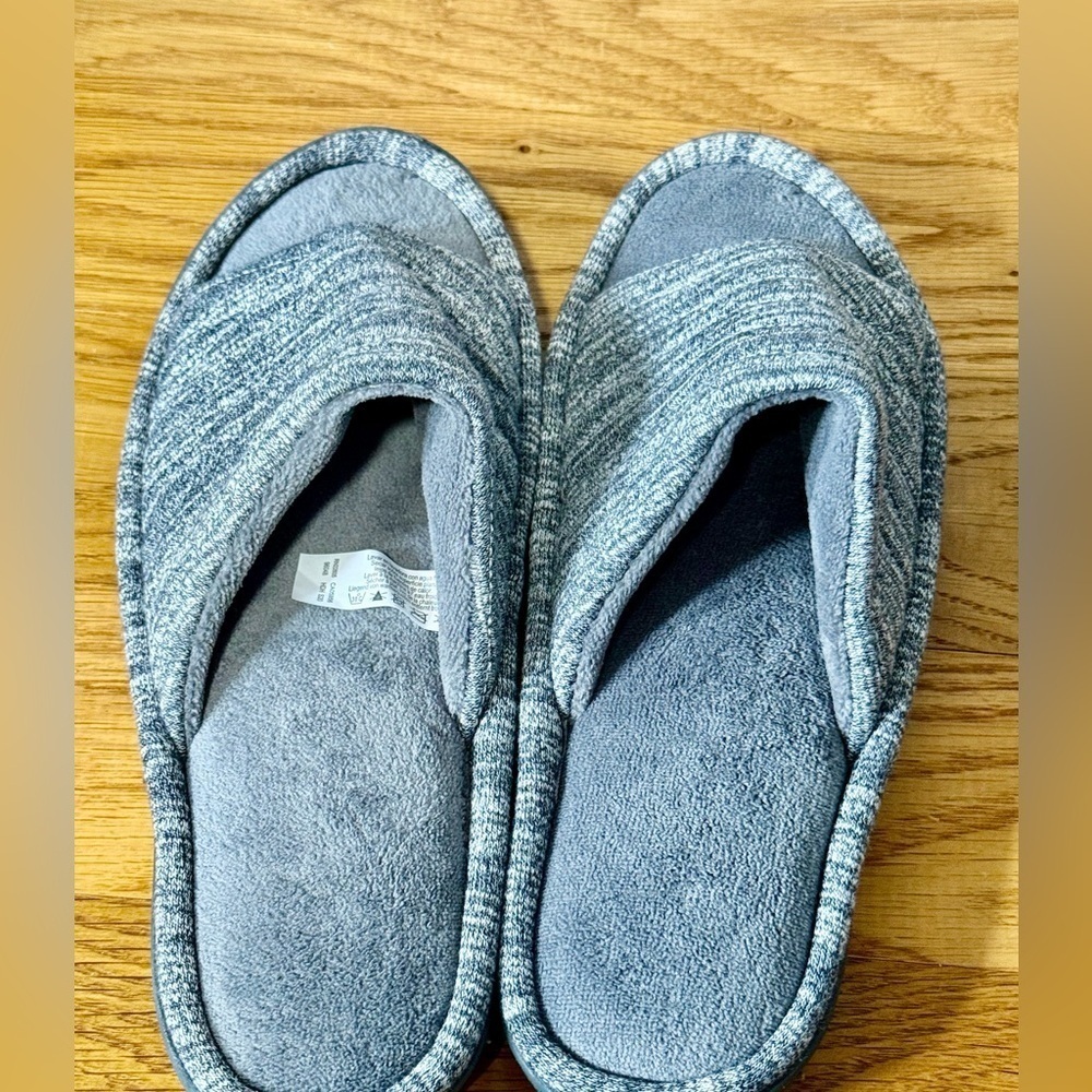 Women New Isotoner Slippers Size 8.5​​​​​​ - Picture 2 of 3